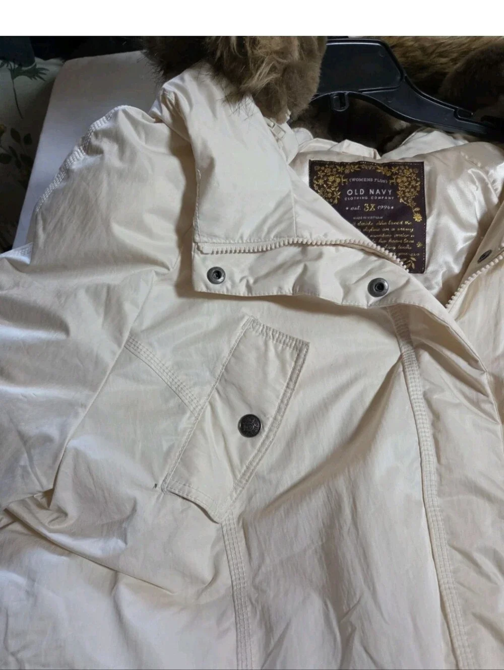 Old Navy Womens Plus 3X cream satin puffer jacket with a faux fur trimmed  Hood